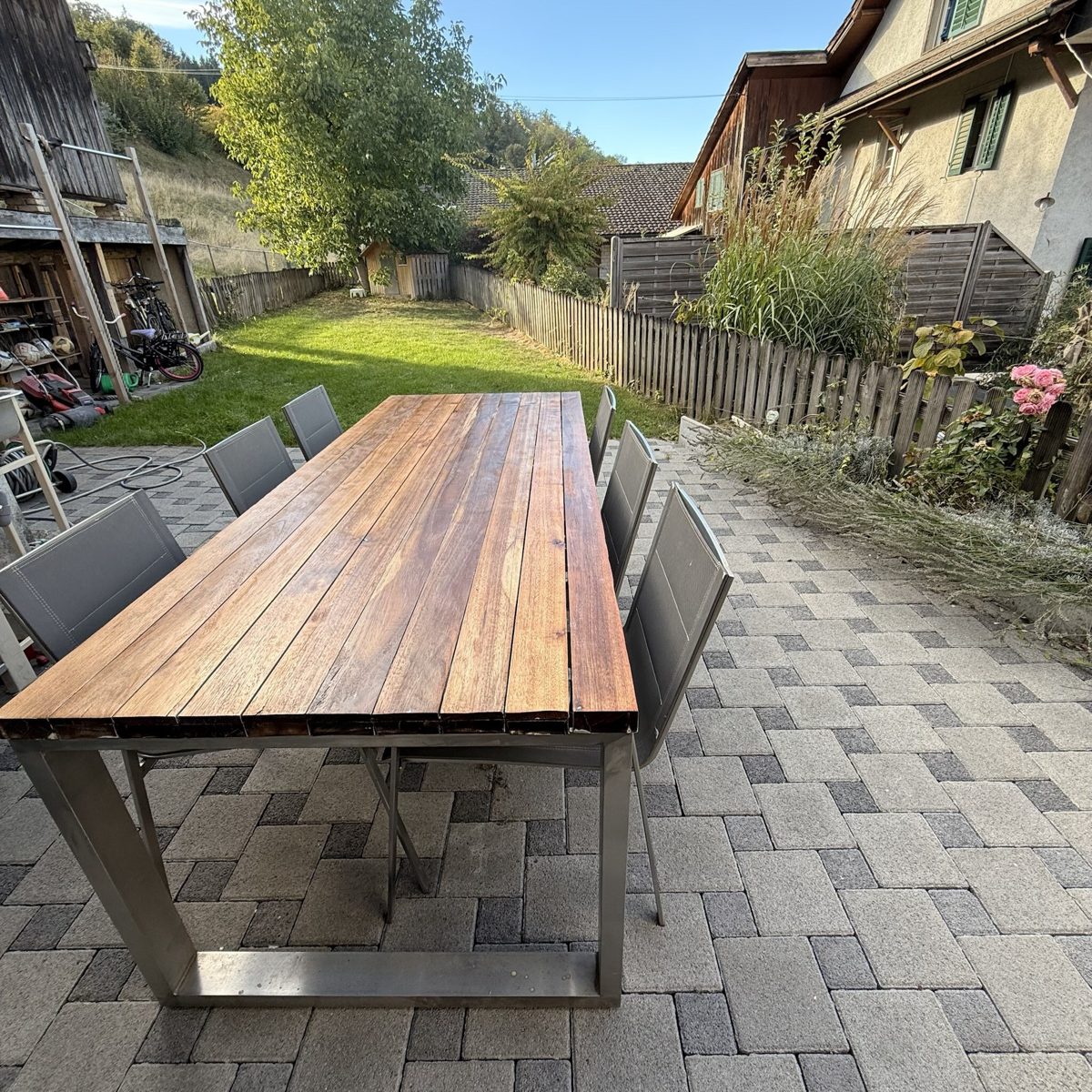 Cozy Swiss Hub – garden terrace with outdoor dining table