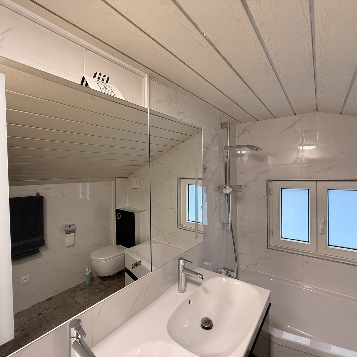Cozy Swiss Hub – upstairs bathroom